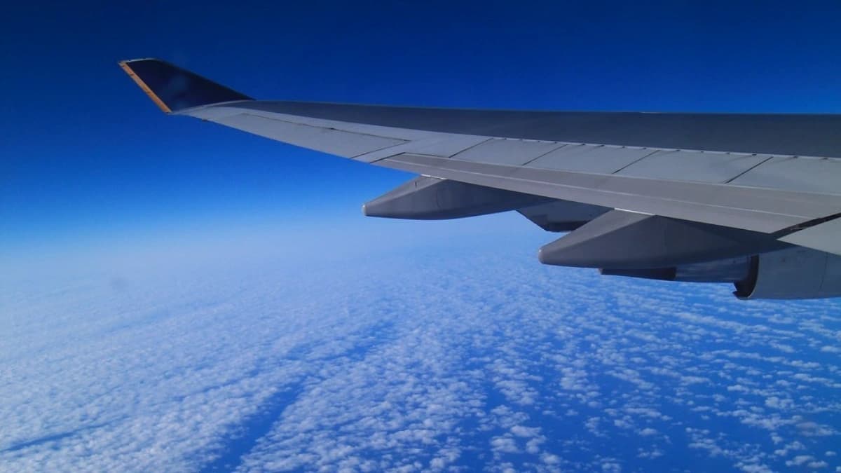 صورة تعبيرية لطائرة تعبر فوق المحيط