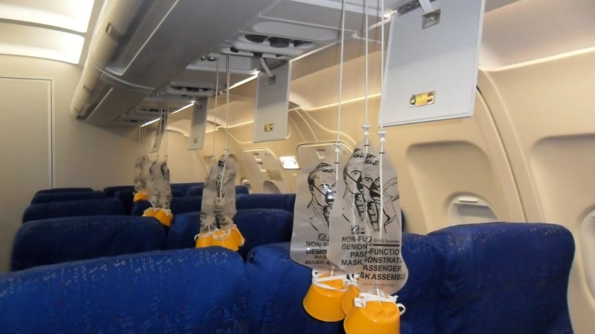 صورة تعبيرية لسقوط أقنعة الأكسجين في الطائرة