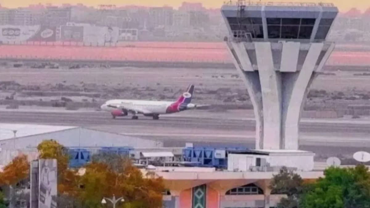 طائرة الخطوط اليمنية أثناء هبوطها في مطار عدن الدولي