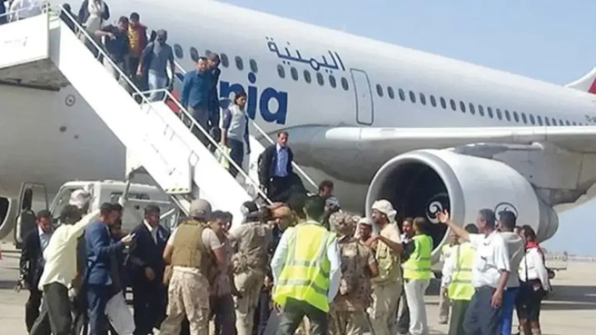 صورة إرشيفية.. لحظة وصول ركاب طائرة الخطوط الجوية اليمنية إلى مطار عدن الدولي