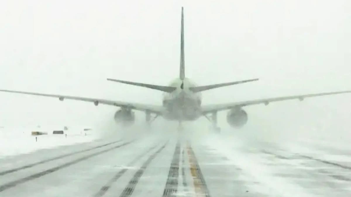 صورة تعبيرية لطائرة تهبط في الضباب