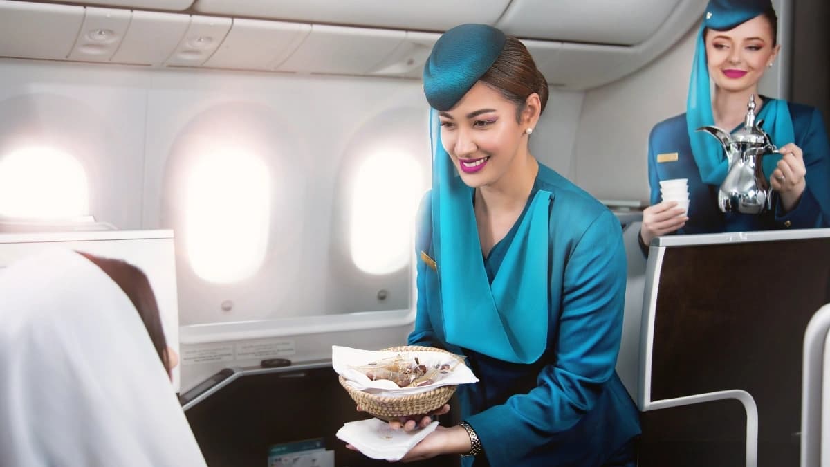 تمتاز مضيفة الطيران العماني بالجمال والجاذبية والشخصية اللطيفة