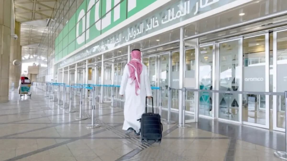 مسافر داخل مطار الملك خالد الدولي في الرياض قبل التوجه لرحلة دولية