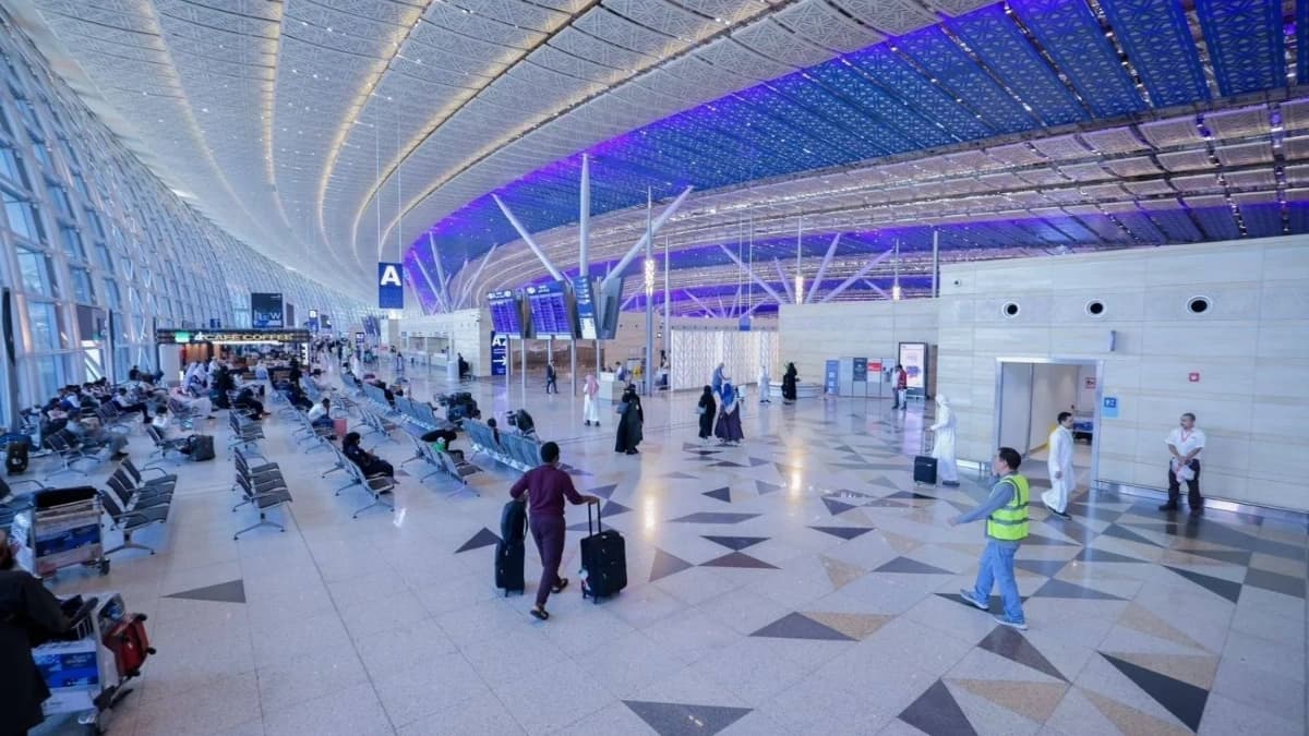 مسافرون داخل مطارات السعودية بعد تحويل رحلاتهم بسبب اضطرابات الطيران في المنطقة