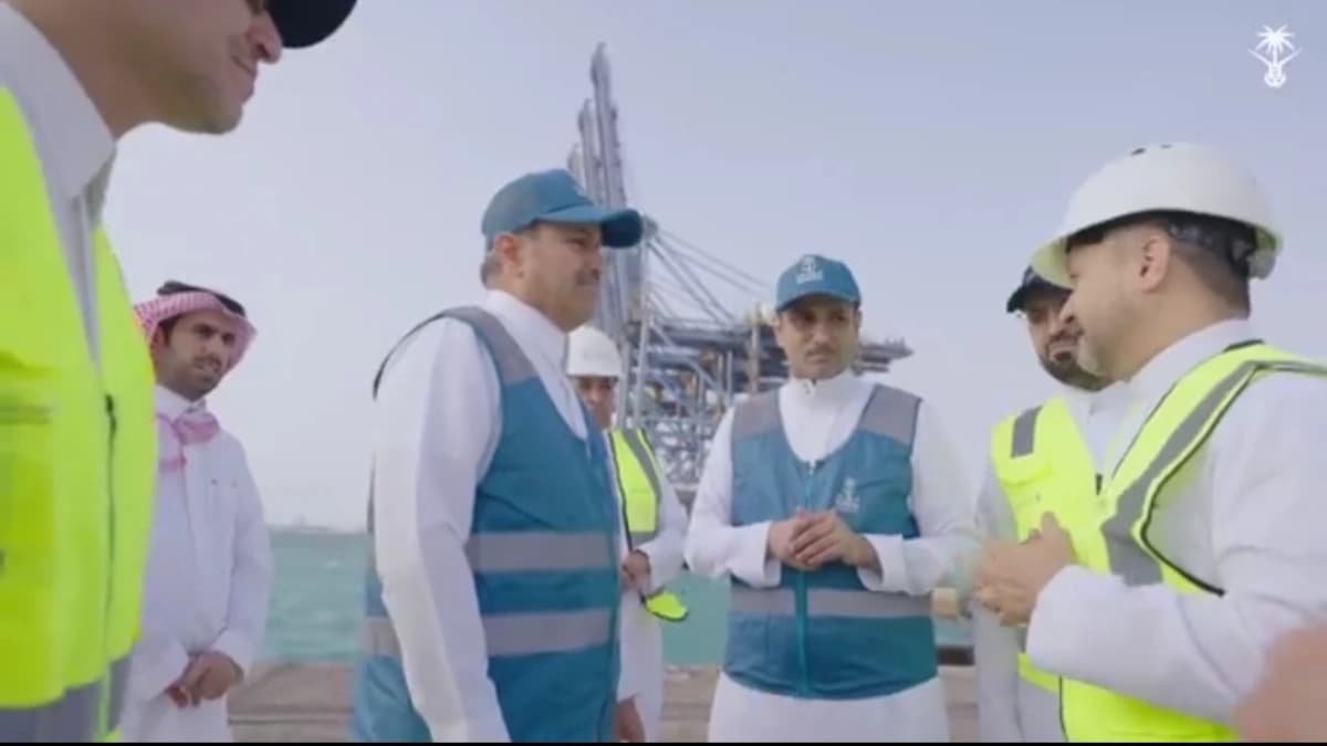 أثناء تدشين وزير النقل مبادرة المسارات اللوجستية السعودية