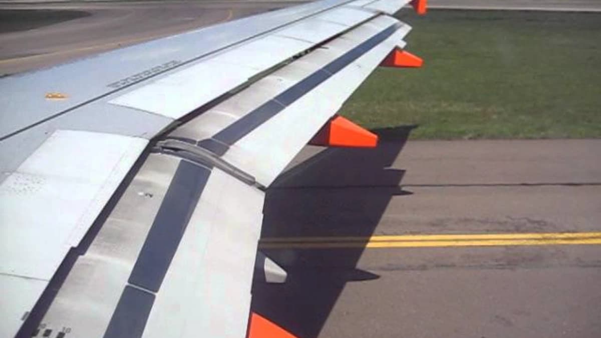 دور الألواح المعدنية في هبوط الطائرة بأمان