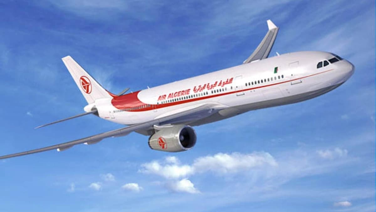 طائرة الخطوط الجوية الجزائرية تحلق في الأجواء