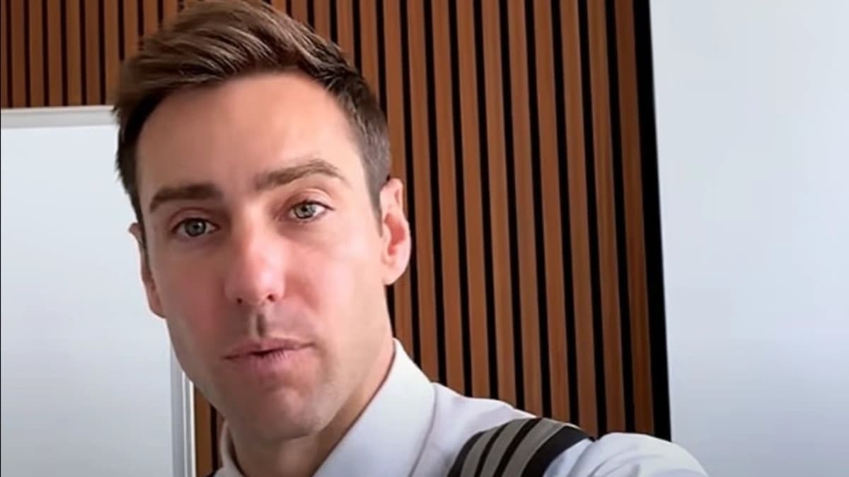 الطيار غاريت راي الذي كشف عن المبلغ الذي يتقاضاه الطيار عن كل رحلة - مصدر الصورة ديلي ميل