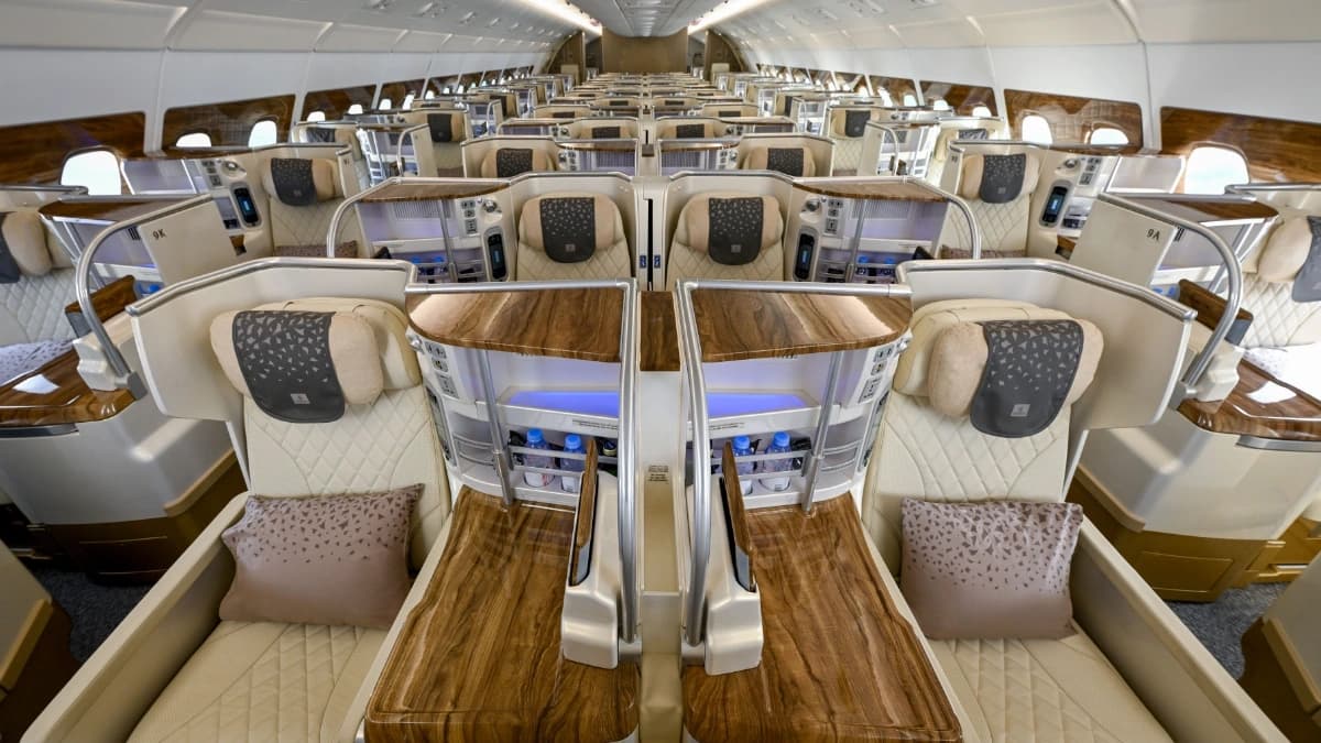 رسميًا: طيران الإمارات تستكمل تحديث أول طائرة إيرباص A380 ذات الدرجتين