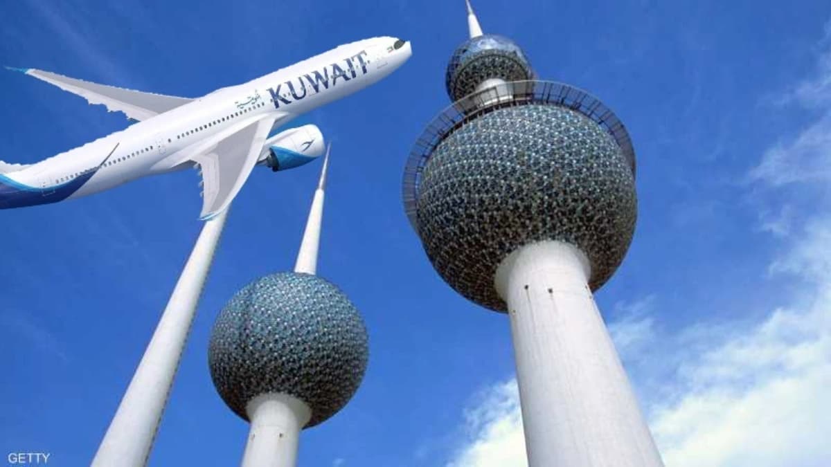 صورة تعبيرية - طائرة الخطوط الكويتية مع أبراج الكويت الشهيرة