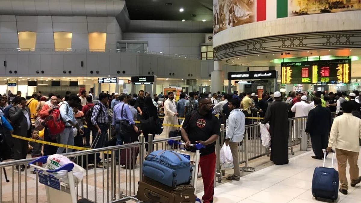 صورة إرشيفية - مسافرون في صالة المغادرة في مطار الكويت الدولي