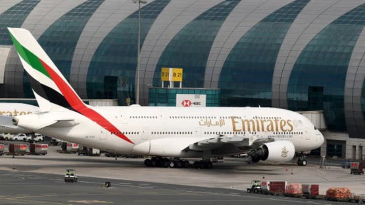 طائرة إيرباص A380-842 تابعة لطيران الإمارات في مطار دبي الدولي - (أ ف ب)