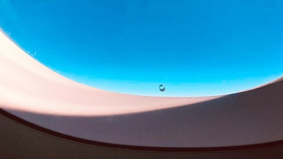 ليس خطأ تقني.. لماذا يوجد ثقب صغير في نوافذ الطائرات؟