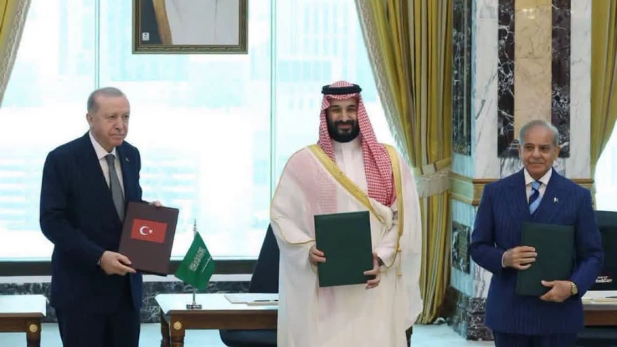 صورة من مراسيم توقيع اتفاقية مكة للدفاع المشترك بين السعودية وتركيا وباكستان