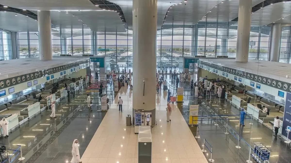 لسفر أكثر هدوءًا وراحة.. مطار الملك خالد يبدأ بتطبيق مشروع "المطار الصامت"