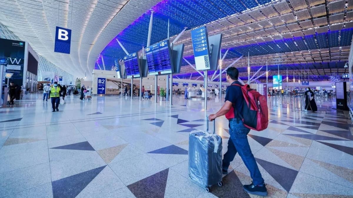 تعمل مطارات السعودية بشكل طبيعي اليوم وتُشغل الرحلات الجوية وفق الجداول التشغيلية لشركات الطيران