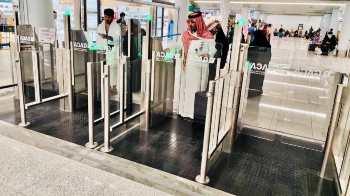 تُظهر الصورة حركة المسافرين عبر البوابات الإلكترونية (E-Gates) الذكية في مطار أبها الدولي