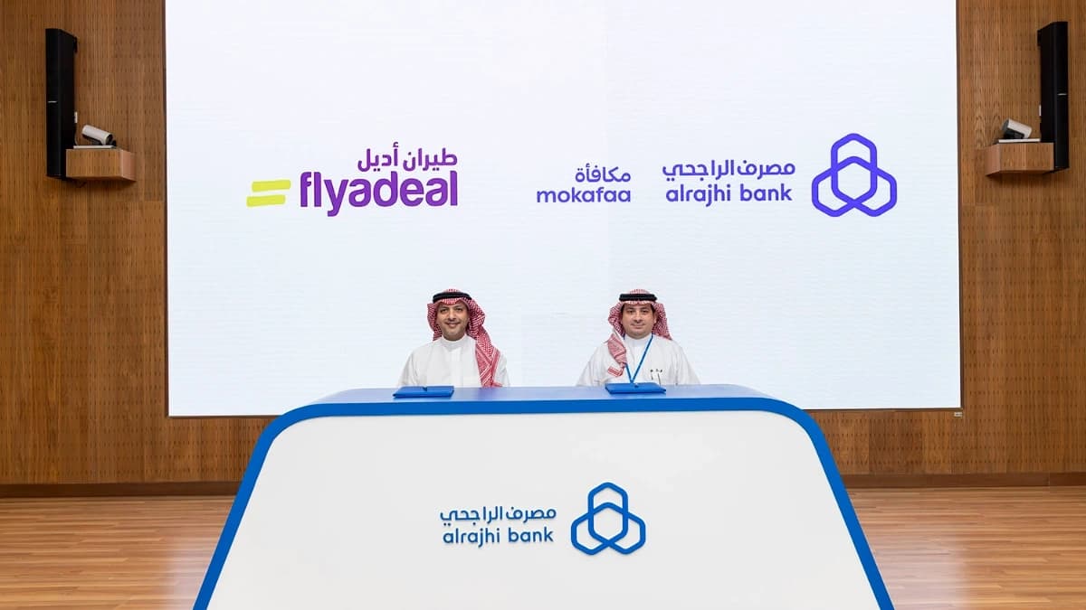 أثناء توقيع الشراكة الاستراتيجية بين طيران أديل ومصرف الراجحي