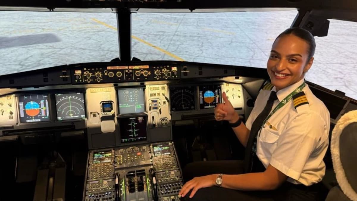 الصورة ل بلقيس الفرج في قمرة قيادة طائرة A320 - حيث أصبحت اول امرأة طيار في الخطوط الجوية السعودية