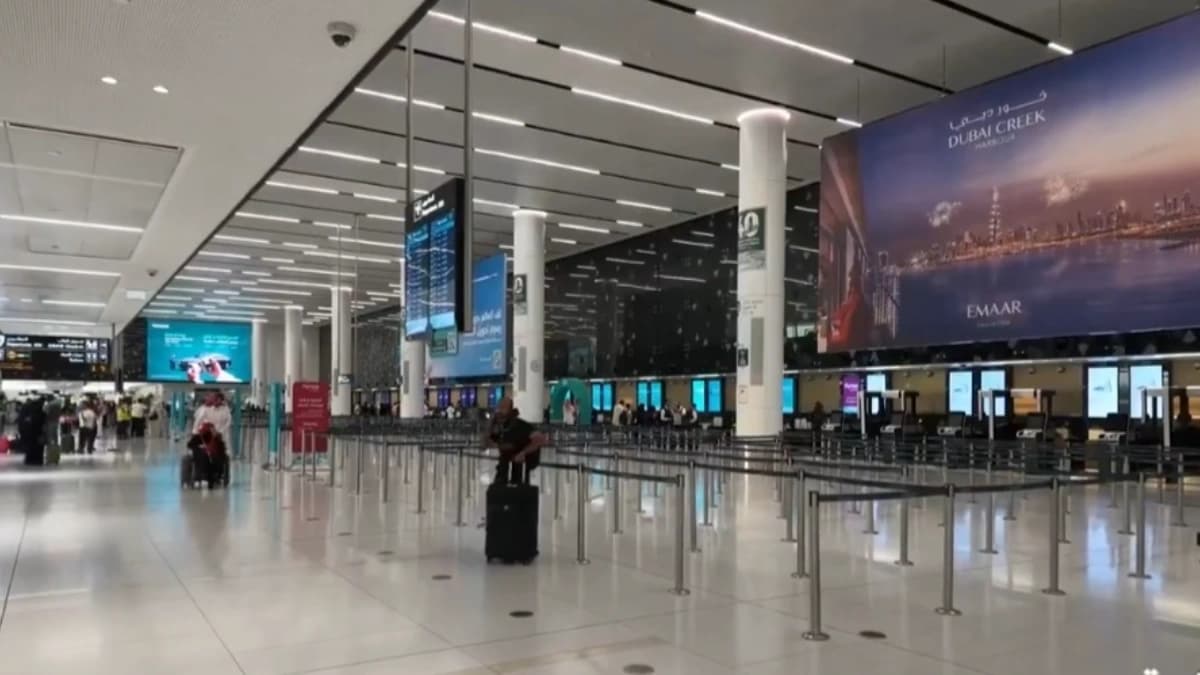 حركة المسافرين في مطار الرياض اليوم.. طائرات تهبط وتقلع بشكل طبيعي وأخرى تعلق الرحلات
